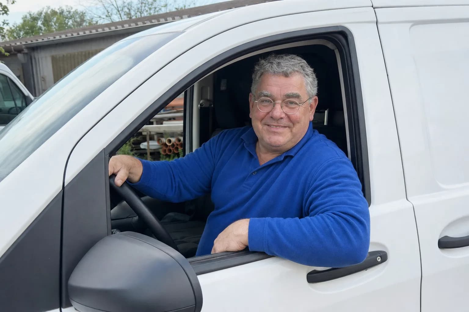 Team von Rohrreinigung Quellmann vor dem Servicefahrzeug